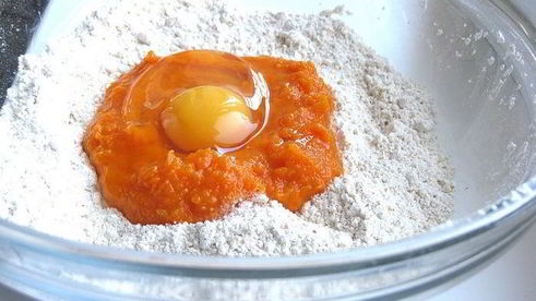 пряные тыквенные плюшки с клюквой