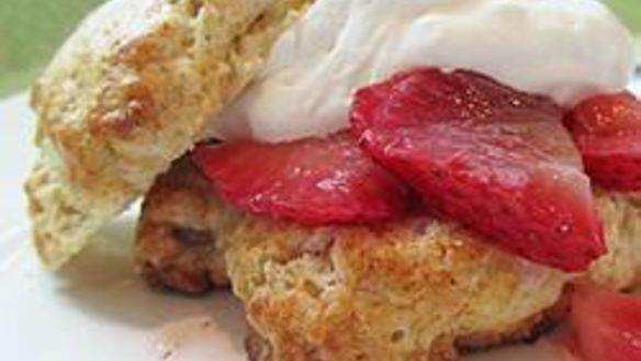 Рецепт Рассыпчатые булочки на кефире с клубникой