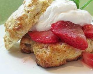 Рассыпчатые булочки на кефире с клубникой