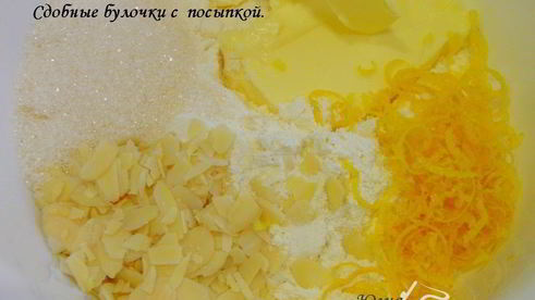 сдобные булочки с посыпкой