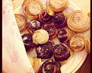 Сладкие сдобные булочки с шоколадной пастой