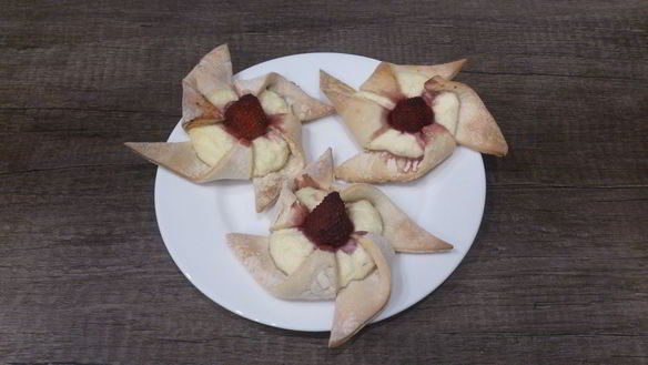 Рецепт Слоеные булочки с творогом и клубникой