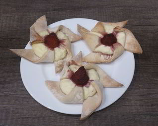 Слоеные булочки с творогом и клубникой