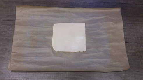 слоеные булочки с творогом и клубникой