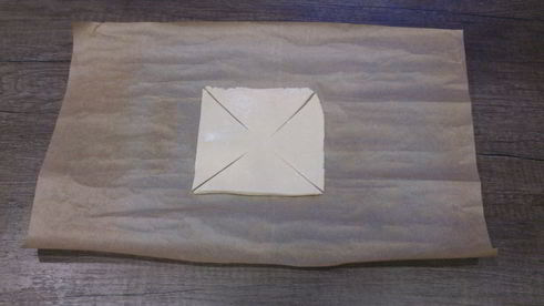 слоеные булочки с творогом и клубникой