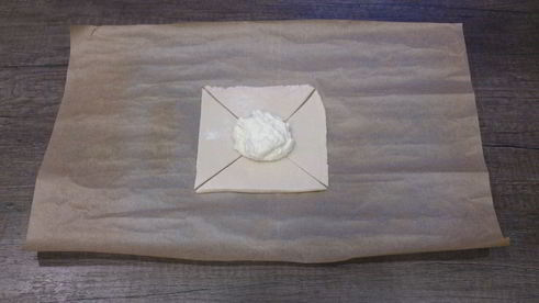 слоеные булочки с творогом и клубникой