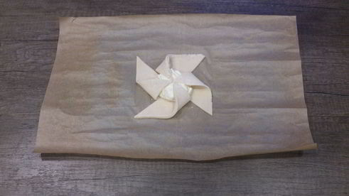 слоеные булочки с творогом и клубникой