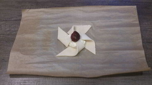 слоеные булочки с творогом и клубникой