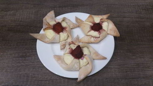 слоеные булочки с творогом и клубникой