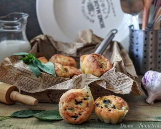 Сырные булочки с чесноком и базиликом