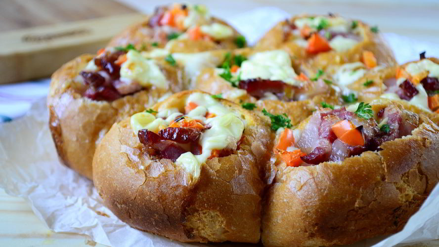 Рецепт сырные булочки с яйцом и беконом