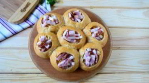 сырные булочки с яйцом и беконом