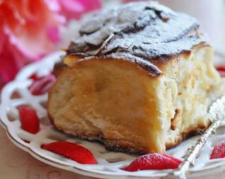 Весенние булочки с марципаном