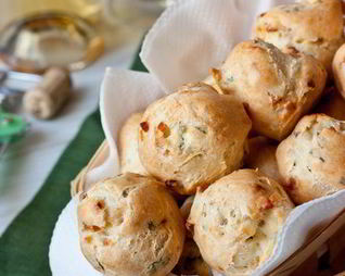 Заварные булочки с беконом и зеленью