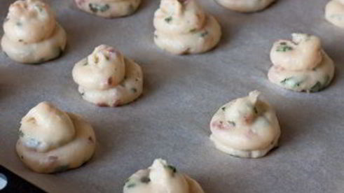 заварные булочки с беконом и зеленью