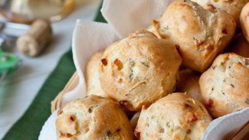 заварные булочки с беконом и зеленью