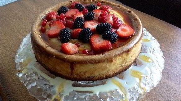 Рецепт Чизкейк с белым и молочным шоколадом под карамельным соусом