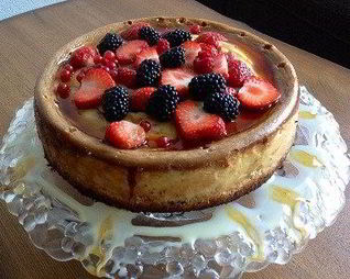 Чизкейк с белым и молочным шоколадом под карамельным соусом