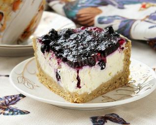 Чизкейк в мультиварке с сыром и черникой