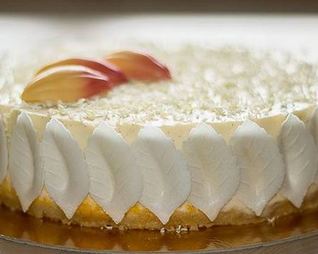 Королевский чизкейк с фруктовым пюре и ягодами