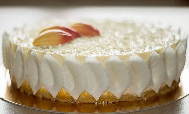 Королевский чизкейк с фруктовым пюре и ягодами