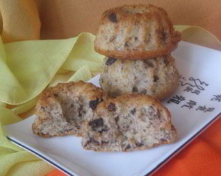 Банановый кекс с орехами, шоколадом и корицей