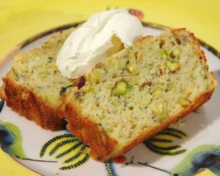 Кекс с цукини и фисташками