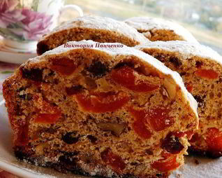 Пряный кекс с вяленой клюквой, курагой и орехами