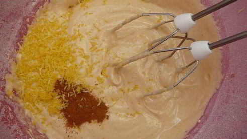 пряный кекс с вяленой клюквой, курагой и орехами