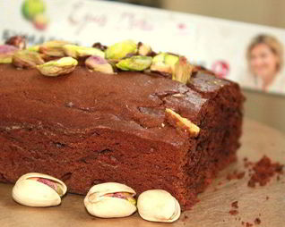 Шоколадный кекс с фисташками