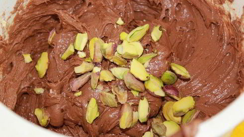 шоколадный кекс с фисташками