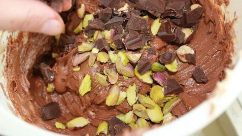 шоколадный кекс с фисташками