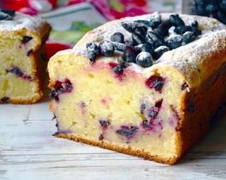 Творожный кекс с жимолостью