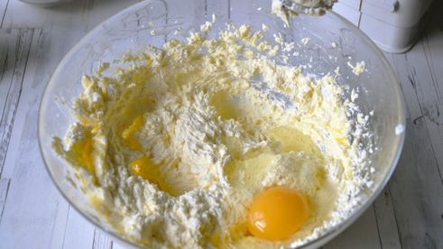 творожный кекс с жимолостью