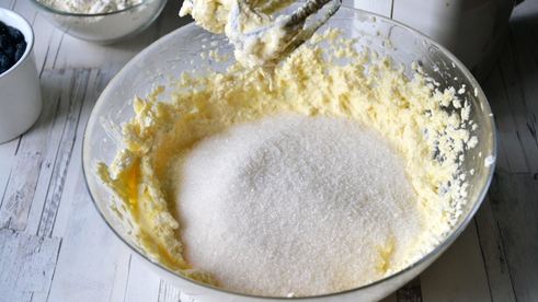 творожный кекс с жимолостью