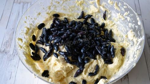 творожный кекс с жимолостью