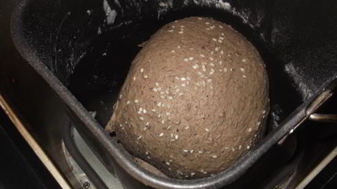 черный хлеб с кунжутом