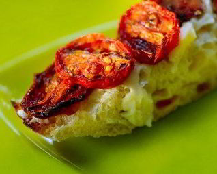 Чиабатта с вялеными томатами, чесноком и петрушкой