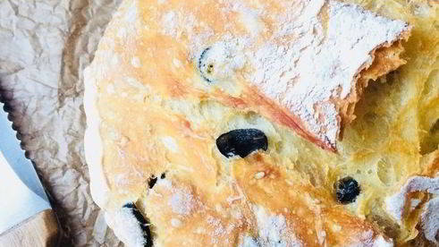 домашний хлеб с розмарином и оливками