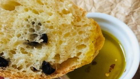 домашний хлеб с розмарином и оливками