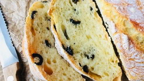 домашний хлеб с розмарином и оливками