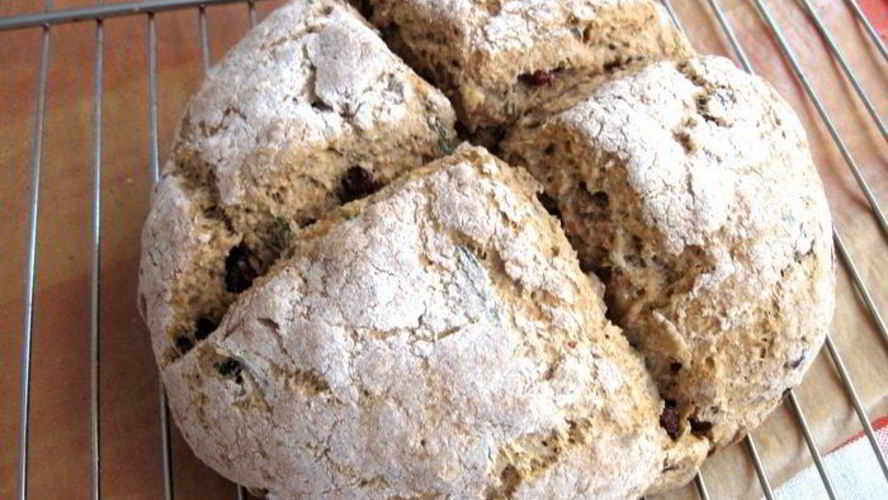 Рецепт ирландского содового хлеба с розмаринома и клюквого