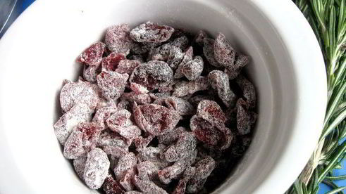 ирландский содовый хлеб с розмарином и клюквой