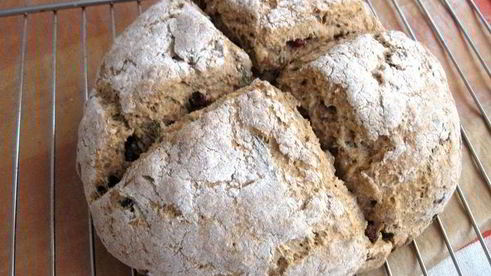 ирландский содовый хлеб с розмарином и клюквой
