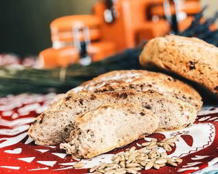 Хлеб на ночной опаре с карамелизированным луком