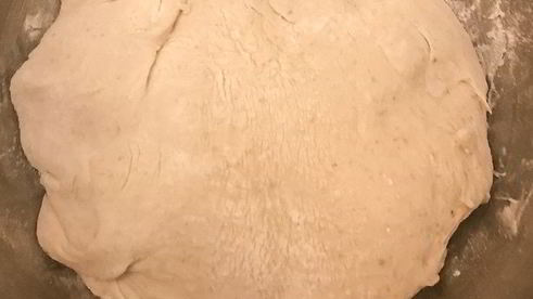 хлеб на ночной опаре с карамелизированным луком