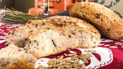 хлеб на ночной опаре с карамелизированным луком