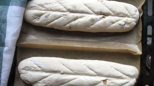 хлеб с тмином и изюмом