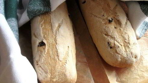 хлеб с тмином и изюмом