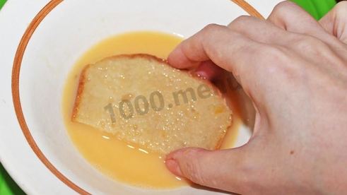 хлеб в молоке с яйцом на сковороде